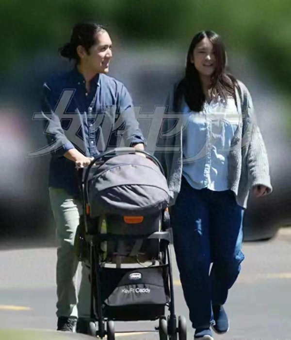 捷希源 日本驸马小室圭单独带娃出门！并负责买菜做饭，真子产后生活清闲
