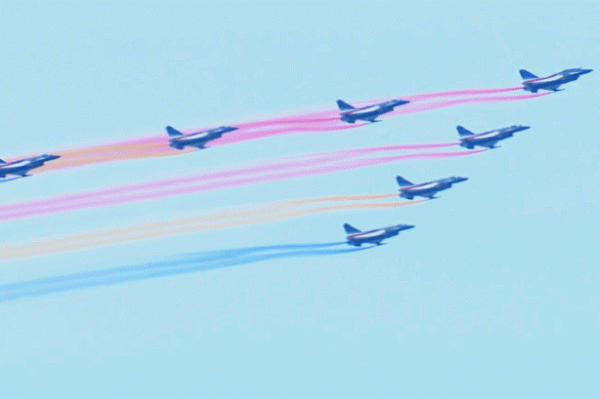 散户配资 震撼现场，战机与北京地标同框